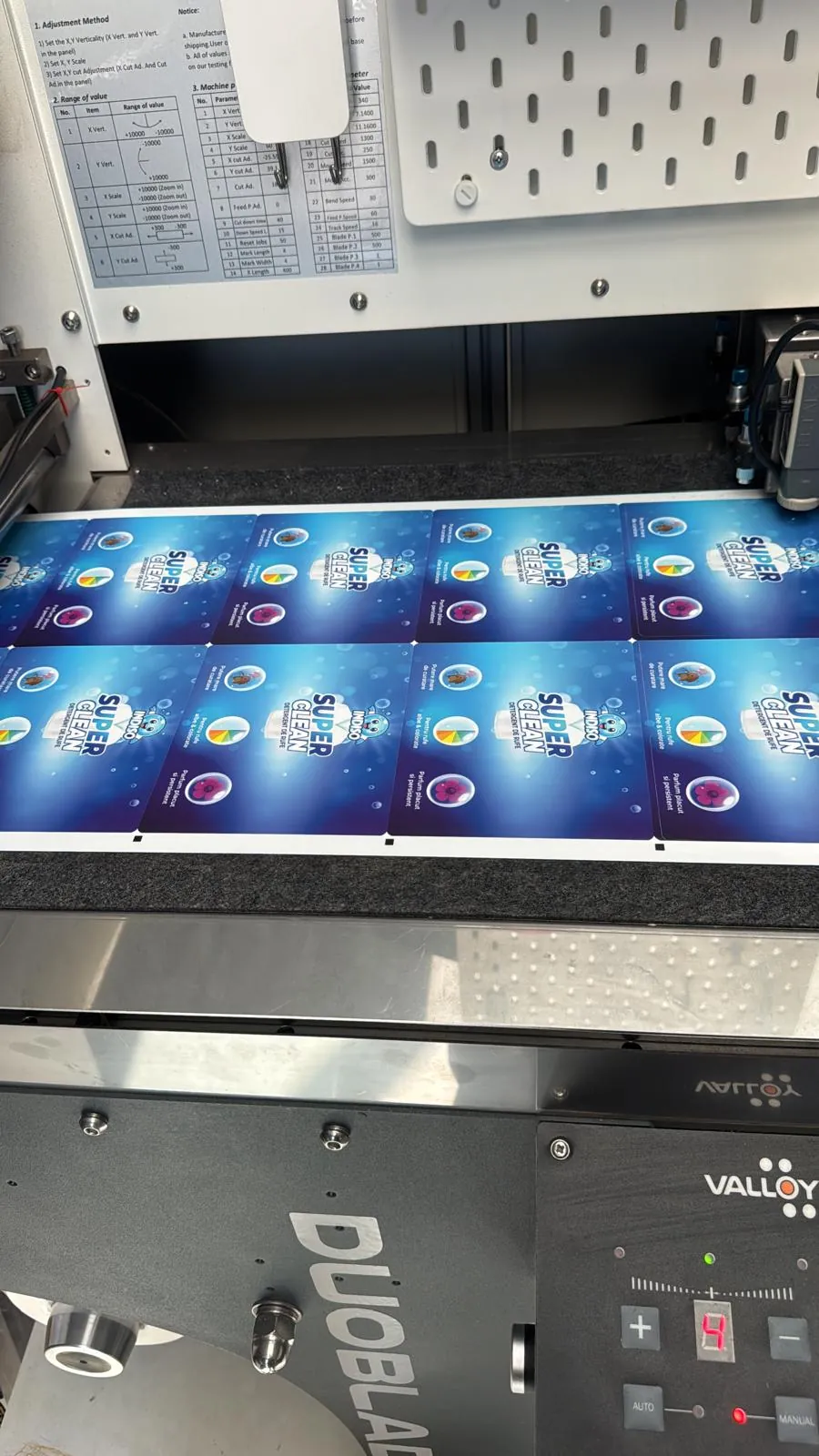 Banda de etichete laminate trece prin rebobinator înainte de controlul final