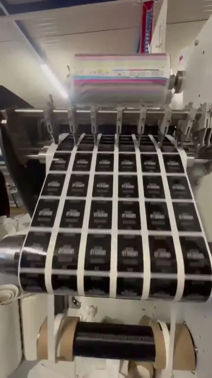 Finisorul digital decupează die-cut etichetele și extrage matrița